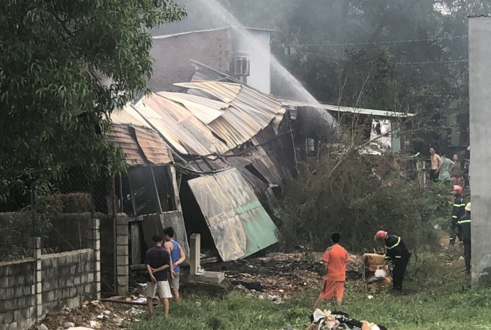 Vụ cháy lớn đã khiến toàn bộ khu nhà xưởng bị thiêu rụi, đổ sập