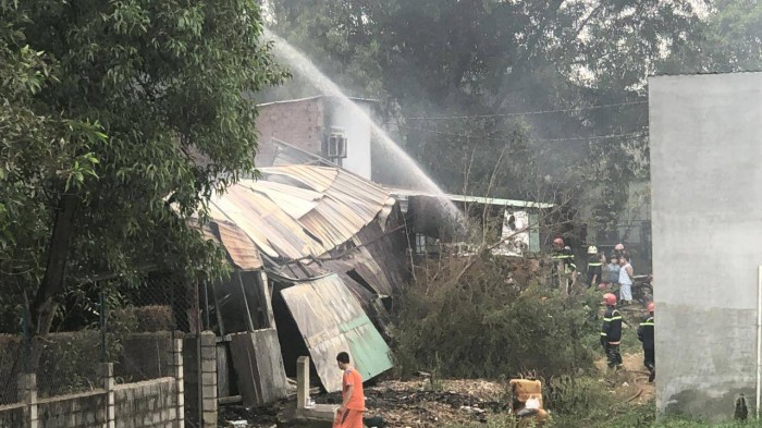 Một mũi tiếp cận từ phía sau khu nhà xưởng