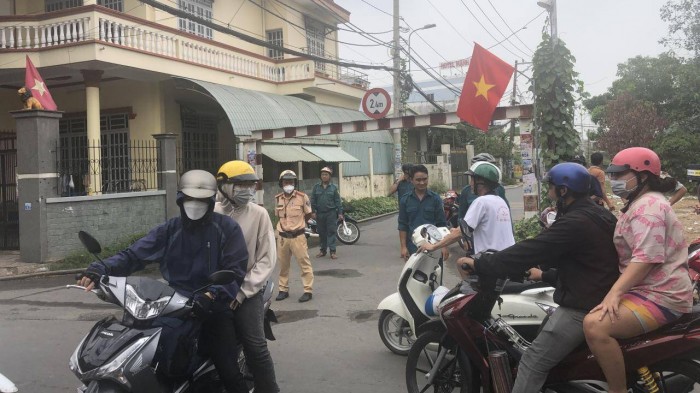 Lực lượng CSGT và BVDP được điều động đến hiện trường phối hợp điều tiết giao thông