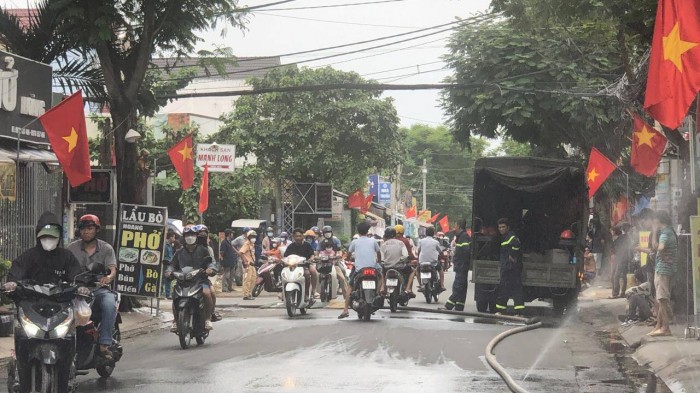 Đến chiều cùng ngày, lực lượng PCCC và Công an TP Thủ Đức vẫn đang cho phong tỏa khu vực xung quanh vụ cháy