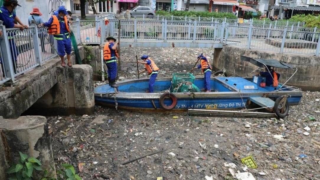 Cận cảnh kênh Nhiêu Lộc - Thị Nghè bị lấp kín bởi xác cá và rác thải