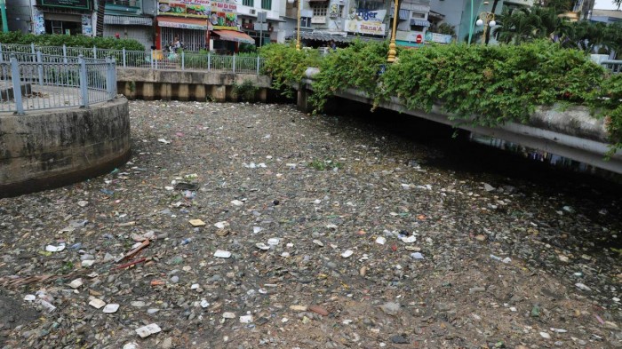 Tại các khu vực gần cầu Điện Biên Phủ, cầu Công Lý, cầu Số 5, cầu Số 1 lượng cá chết dày đặc cùng lượng rác thải lớn tạo mùi hôi nồng nặc.