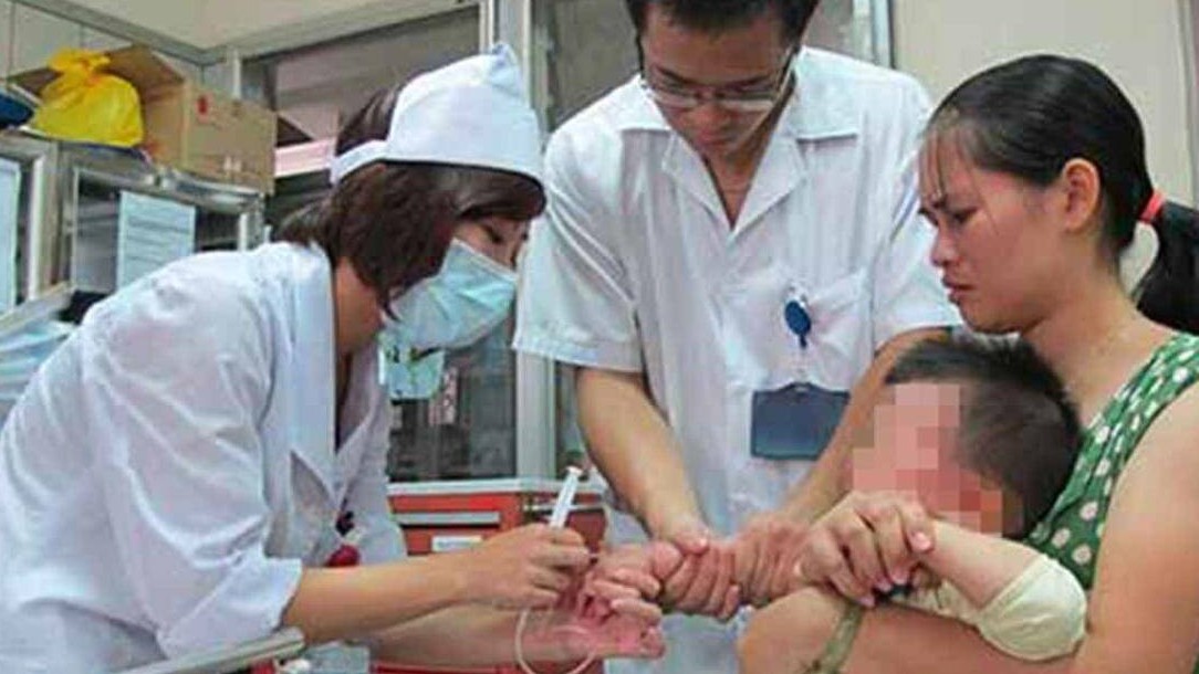 Trẻ uống nhầm hóa chất, sơ cứu thế nào?