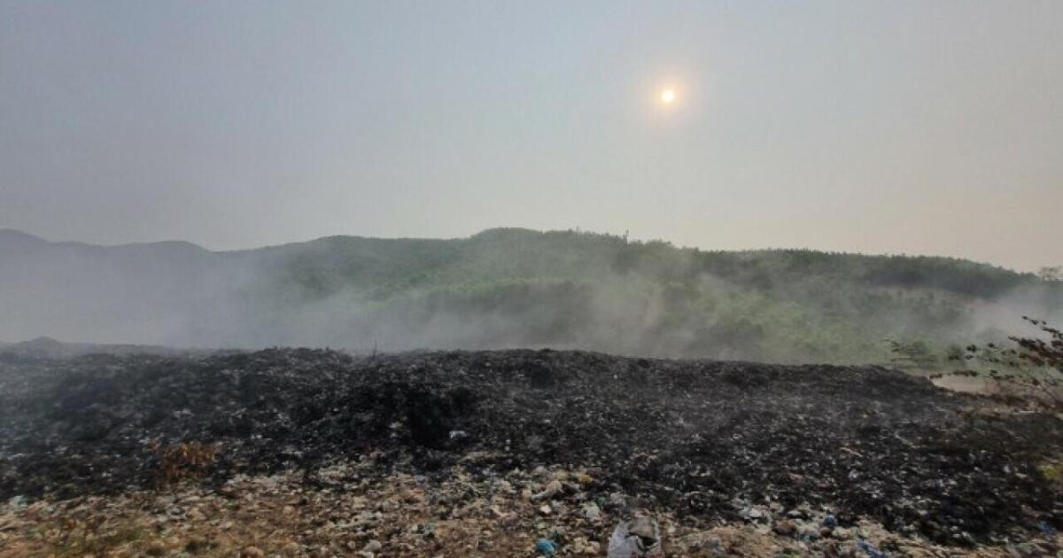 Bãi chôn lấp chất thải rắn An Nhơn (ở khu vực giáp ranh giữa thôn Đông Bình, xã Nhơn Thọ và KV Trung Ái, phường Nhơn Hòa) bốc cháy dữ dội, khói bay mù mịt và mùi khét lan khắp nơi