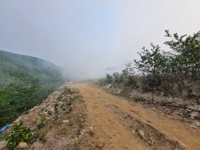 Con đường vào bãi chôn lấp bị bao phủ bới khói mù mịt