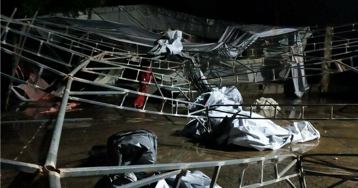 Một trong những cây xanh bị lốc xoáy quật ngã xuống nằm ngang trên đường ở Quảng Trị (Ảnh: MXH)