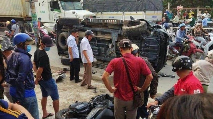 Xe bán tải sau khi tông Thiếu tá Hào và 2 người dân tử vong, sau đó lật ngang