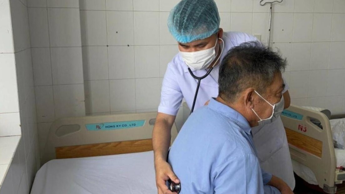 20 phút nội soi lấy xương cá trong phế quản người đàn ông