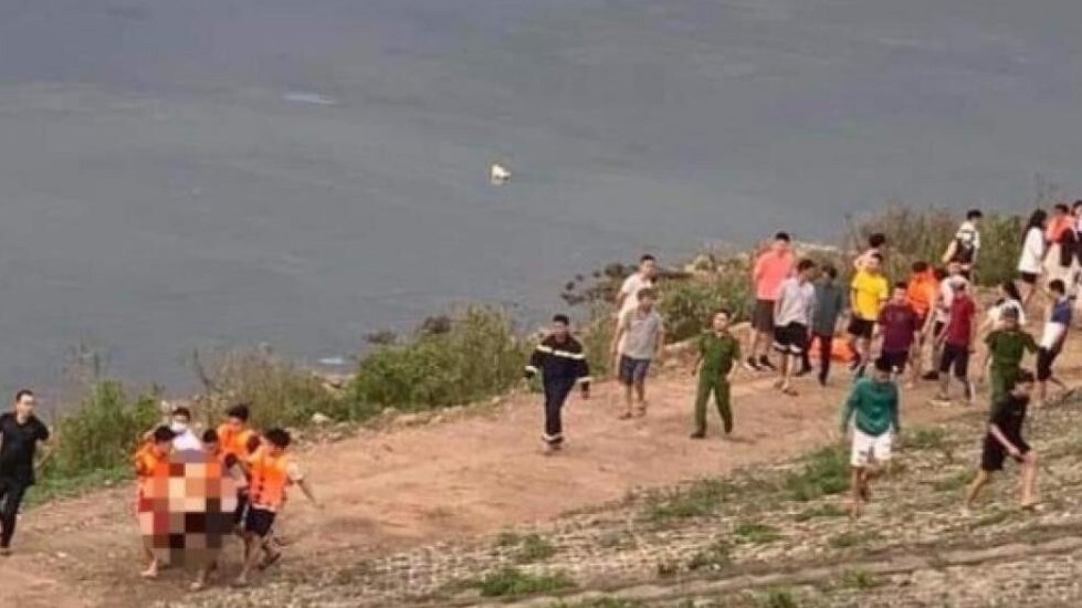 Cấp cứu nam thanh niên đuối nước trên sông Đà