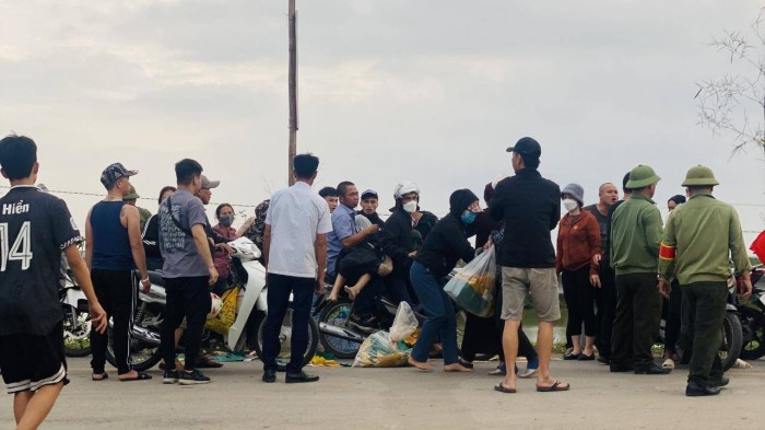 Lực lượng chức năng và gia đình đã tìm thấy thi thể em P. sau hơn một ngày bị nước biển cuốn trôi mất tích