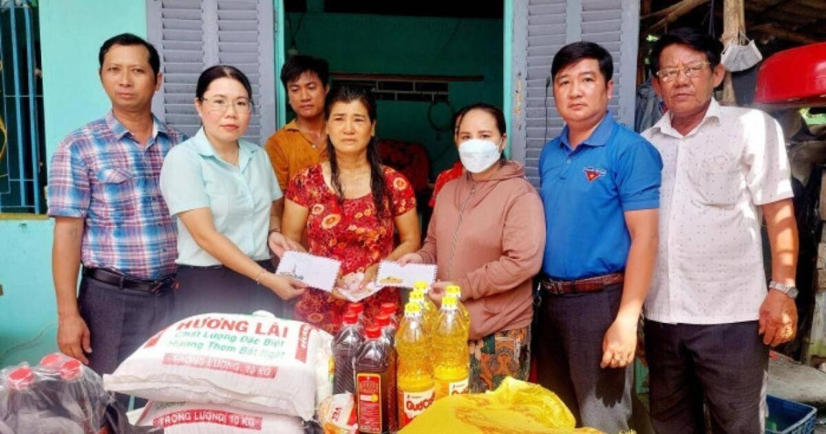 Đoàn cán bộ huyện Hòa Bình cùng mạnh thường quân đã đến thăm hỏi, động viên và trao hỗ trợ cho gia đình bé trai bị đuối nước tử vong. Ảnh: Hồng Đào