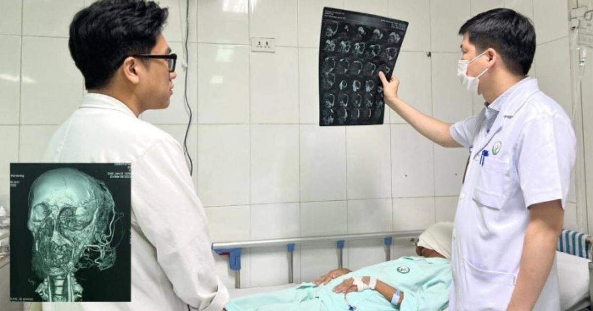 Bác sĩ đang khám lại cho bệnh nhân P. sau khi phẫu thuật khối u khổng lồ trên mặt