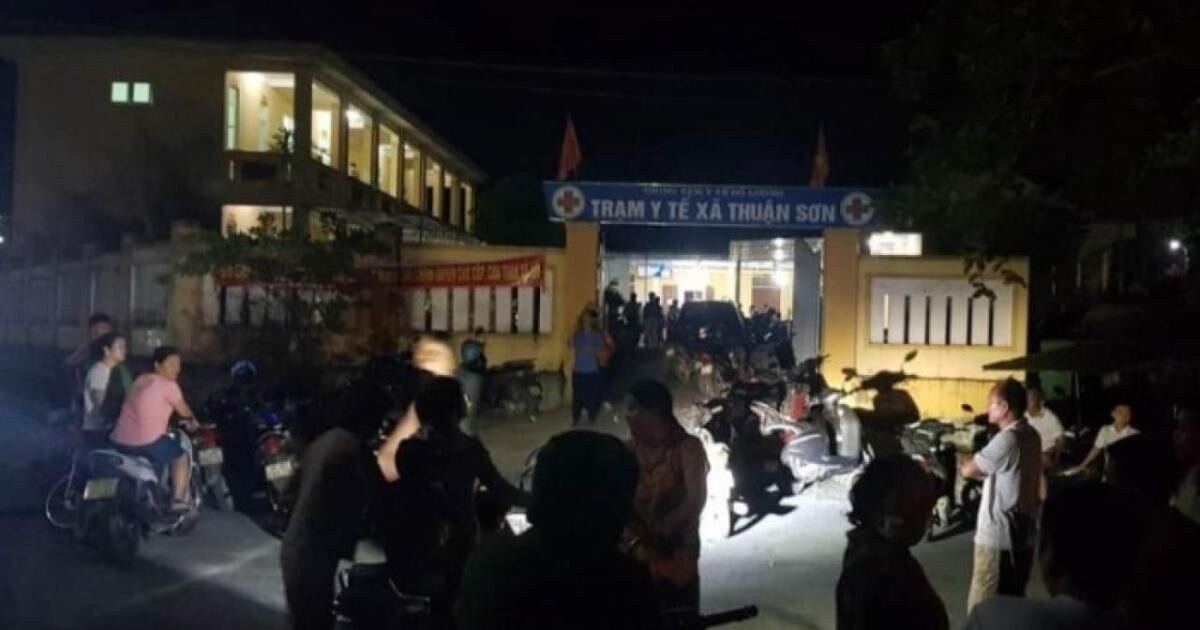 Người dân nhốn nháo đưa con em đến cấp cứu tại Trạm y tế xã Thuận Sơn (Ảnh: P.H)