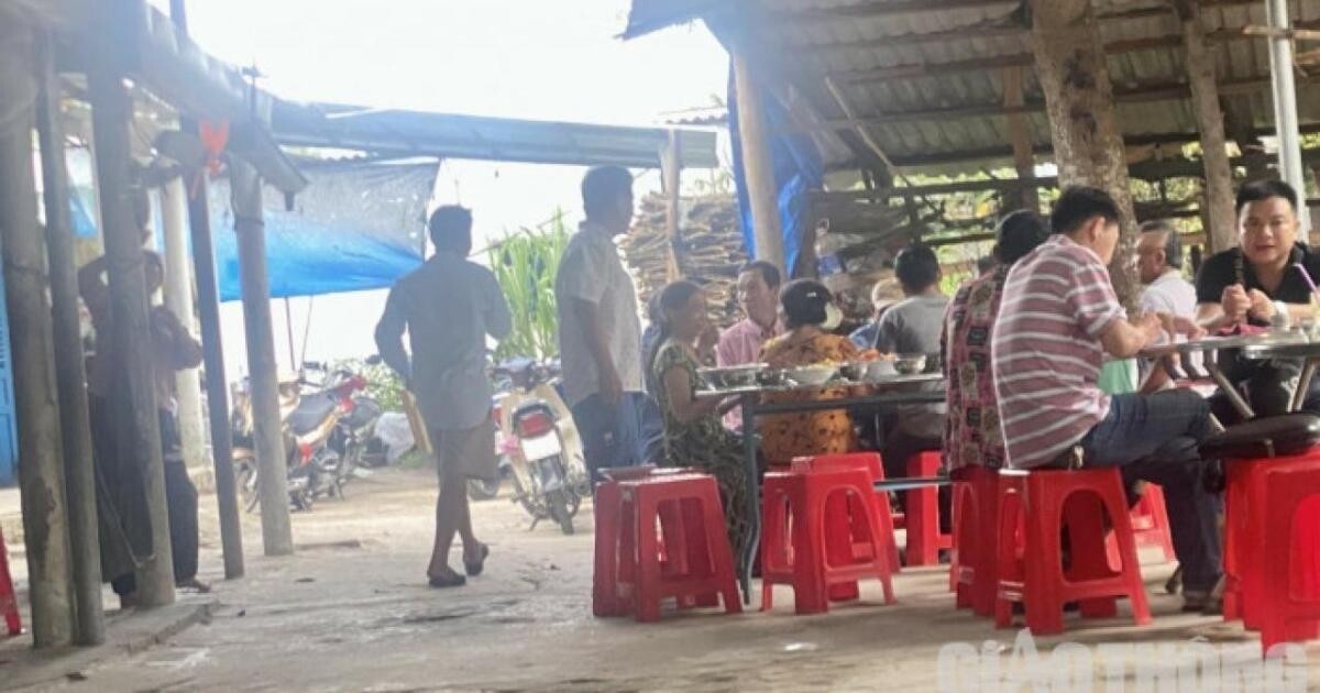 Nhiều người dân đến chia buồn cùng gia đình ông Th.