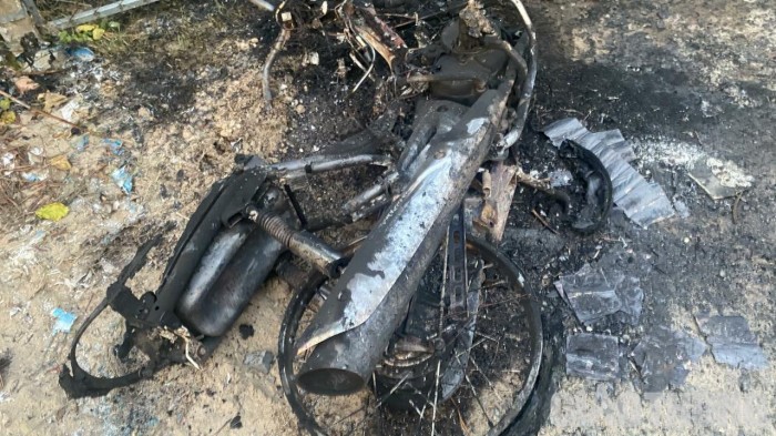 Chiếc xe máy đã bị lửa thiêu rụi trơ khung tại hiện trường
