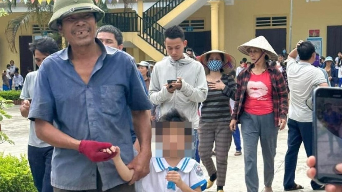 Bé gái ngủ trong tủ phòng học hơn 4 tiếng, cả xã nhốn nháo đi tìm