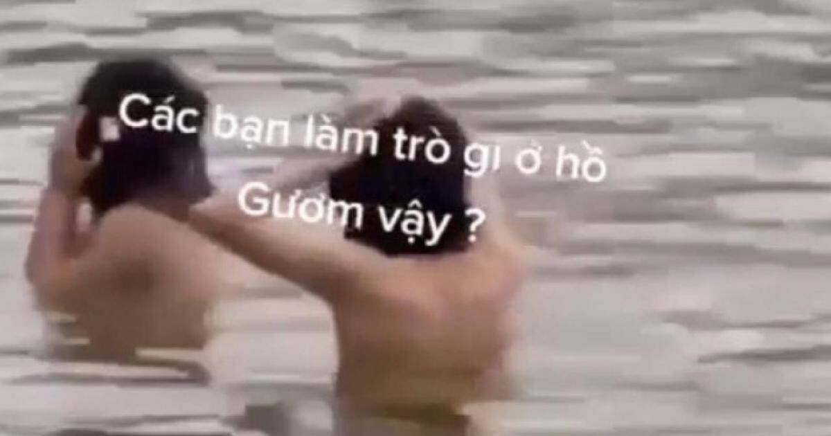 Hình ảnh 2 cô gái khoả thân ở hồ Gươm
