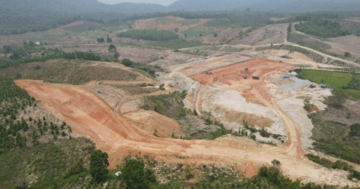 Dù chưa thoả thuận đền bù trả tiền cho người dân tại Dự án sửa chữa, nâng cấp hệ thống tưới Hồ chứa Đăk Car (Kon Tum), đơn vị thi công đã đào bới triển khai dự án khiến người dân bức xúc.