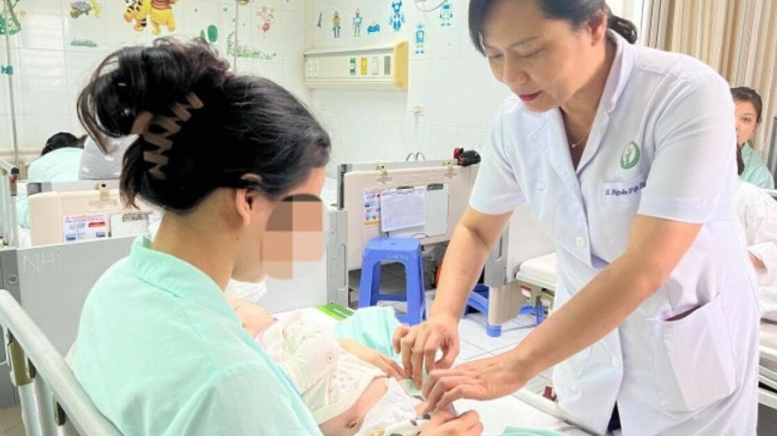 Thoát vị bẹn trái, bé gái 5 tháng tuổi bị hoại tử buồng trứng