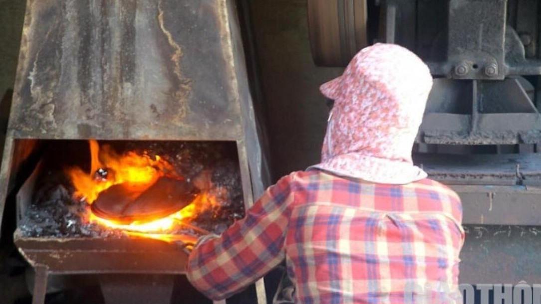 Những người ôm lò lửa mưu sinh giữa nắng nóng hơn 40 độ C