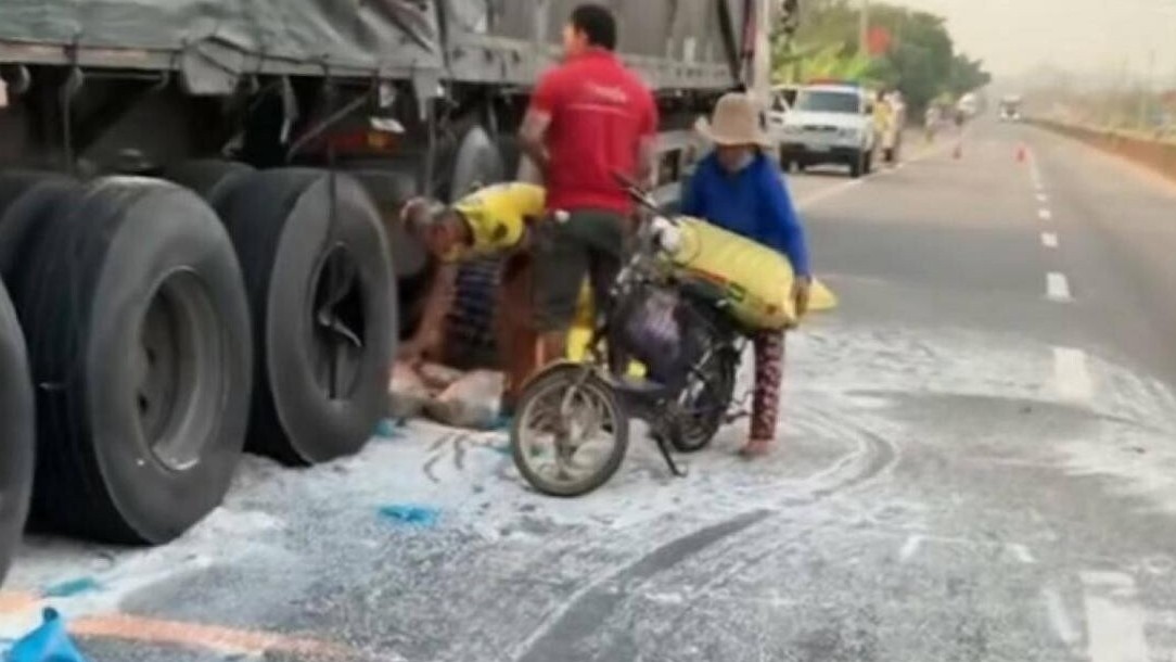 Sự thật clip xe container bị đổ gạo ra đường, người dân đến "hôi của"
