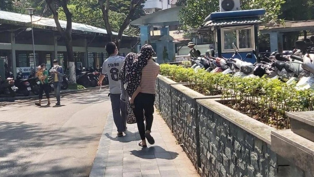 Hà Nội nắng như đổ lửa, cha mẹ vật vã đưa con đi viện