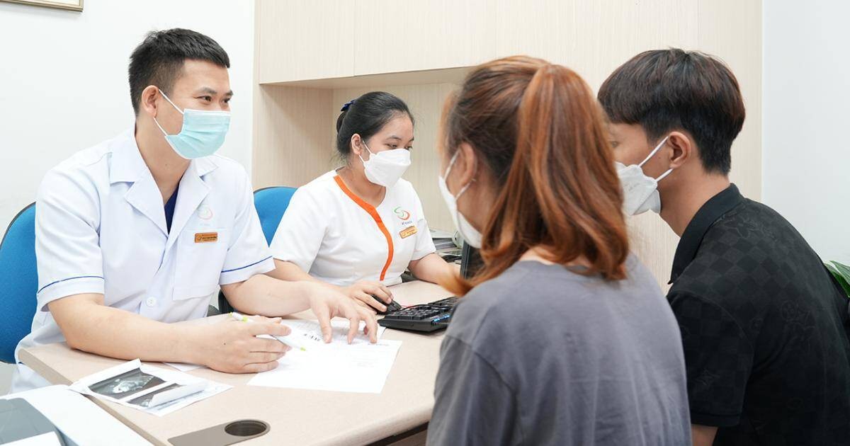 Bác sĩ CKI Phạm Văn Hưởng tư vấn cho cặp vợ chồng trẻ hiếm muộn