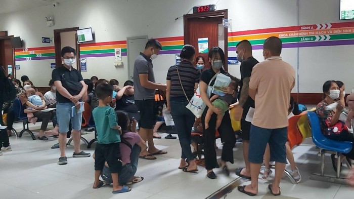 Dù đông đúc nhưng hệ thống điều hòa trong khu khám C-D đã xua bớt không khí bức bối, khó chịu vì nắng đỉnh điểm cho bệnh nhân và người nhà