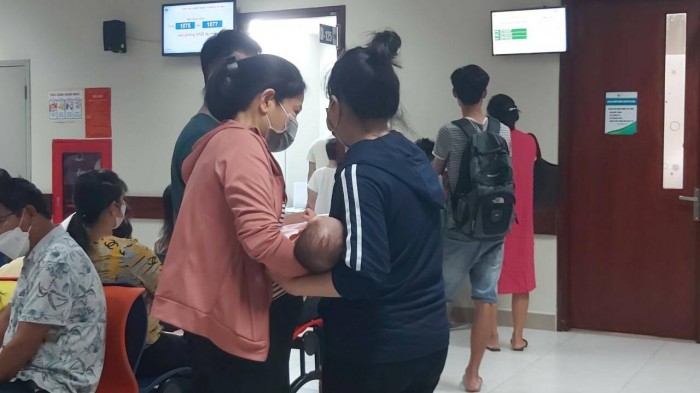 Trẻ ốm sốt, cả gia đình sốt ruột đưa con tới bệnh viện dù nắng nóng