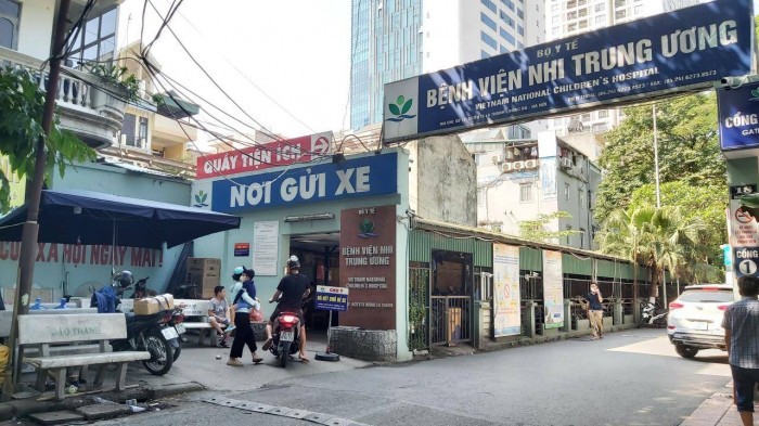 Dù nắng nóng nhưng bệnh nhân đến khám tại BV Nhi T.Ư dường như không giảm, 9h sáng hai bãi xe trước cổng bệnh viện đã đặt biển 