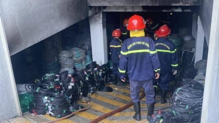 Lực lượng PCCC tiếp cận khu vực kho chứa hàng đang phát hỏa.