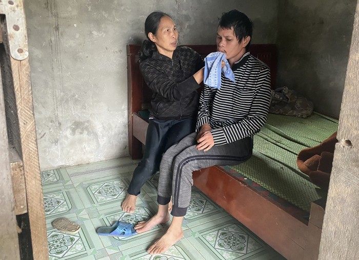 Gia cảnh mẹ con chị Lê Thị Điều rất khó khăn nhưng không hiểu vì sao chính quyền lại “cắt” diện hộ nghèo