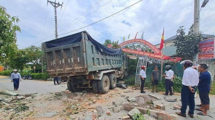 Hiện trường vụ tai nạn khiến 2 người bị thương nặng - Ảnh: Cẩm Kỳ