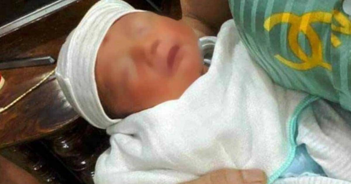 Bé trai sơ sinh khoảng 5 ngày tuổi được người dân phát hiện bị bỏ rơi dưới gầm cầu Quảng Trường