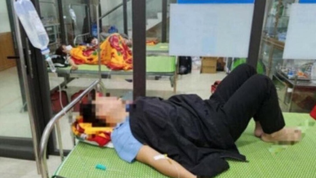 Nấu cỗ cạnh chuồng gà, 48 người bị ngộ độc sau khi ăn tiệc cưới