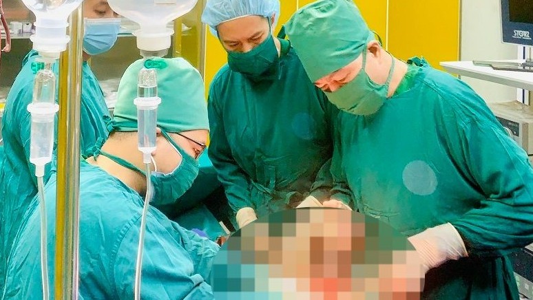 Cứu nam thanh niên vỡ gan do ngã từ độ cao 7m