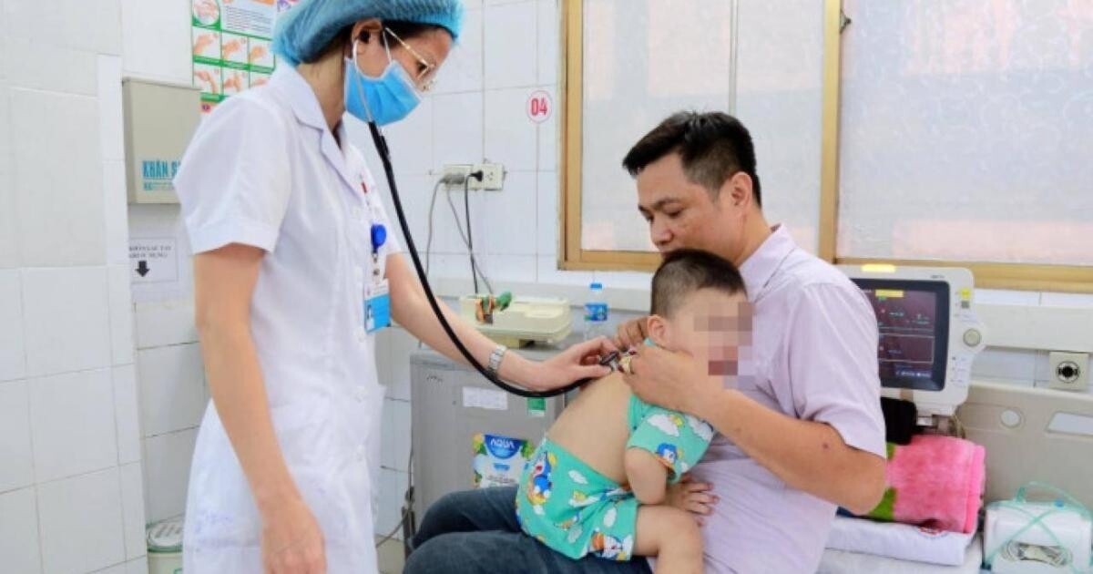 Một trẻ mắc viêm phổi đang được bác sĩ BV Đa khoa tỉnh Quảng Ninh khám