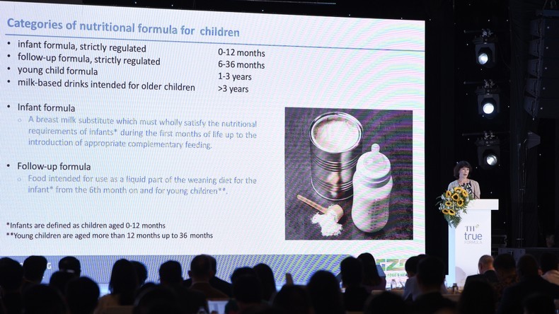 Các chuyên gia dinh dưỡng báo cáo tại Hội thảo.