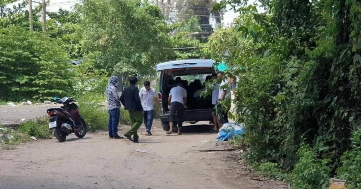Cơ quan chức năng đưa thi thể nạn nhân về nhà xác để khám nghiệm tử thi, điều tra vụ việc
