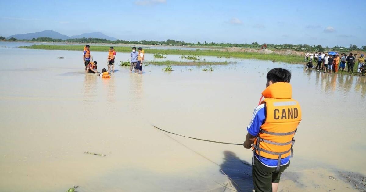 Hơn chục thợ lặn đã được huy động đến hiện trường để tìm kiếm các nạn nhân