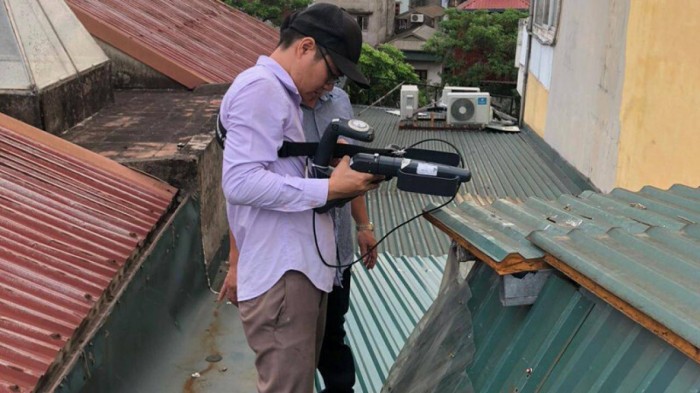 Tổ công tác kiểm tra khu vực có hiện tượng phát sóng gây nhiễu trên băng tần dành cho các loại khoá thông minh