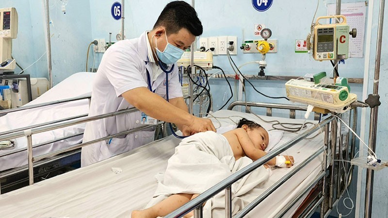 Trẻ em mắc tay chân miệng điều trị tại Khoa Nhiễm-Thần kinh, Bệnh viện Nhi Đồng 1.
