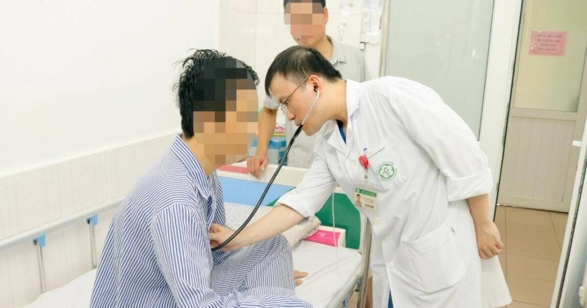 BS. Dương Đức Hùng chúc mừng bệnh nhân 