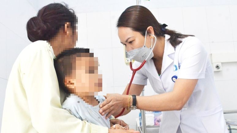 Trẻ 2 tuổi bỏng thực quản khi uống nhầm thuốc tẩy mụn ruồi