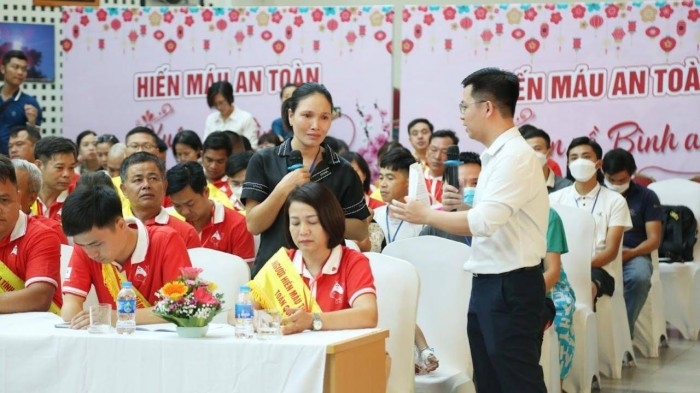 Mẹ bệnh nhi đang điều trị tại Viện Huyết học - Truyền máu trung ương xúc động nói lời cảm hơn những người hiến máu tình nguyện.