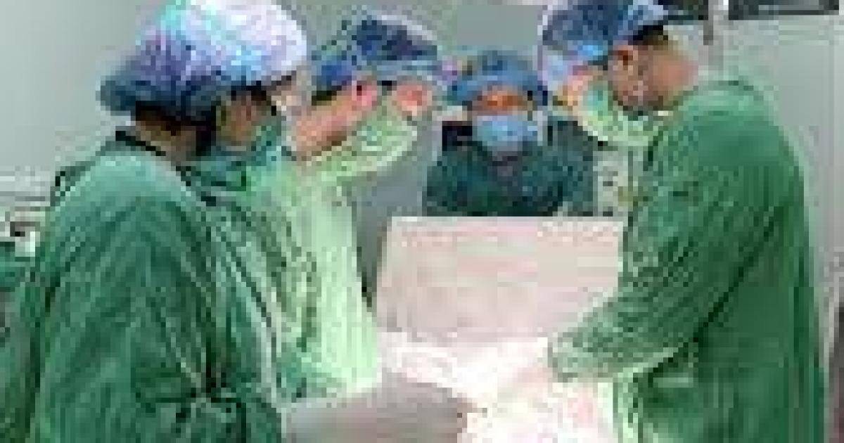 Sau hai lần phẫu thuật cùng điều trị nội nhi tích cực trong 39 ngày, trẻ sơ sinh mắc bệnh hiếm gặp- xoắn nghẹt ruột non do thoát vị nội qua khiếm khuyết tự nhiên ở mạc treo kèm tắc ruột phân su đã bú mẹ tốt, lên cân và được xuất viện.