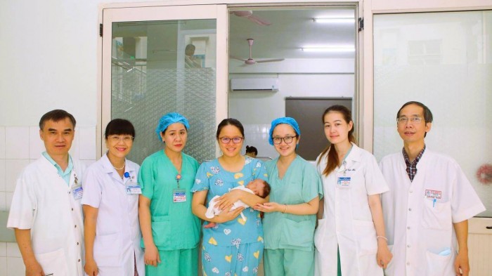 Sau hai lần phẫu thuật cùng điều trị nội nhi tích cực trong 39 ngày, trẻ sơ sinh mắc bệnh hiếm gặp- xoắn nghẹt ruột non do thoát vị nội qua khiếm khuyết tự nhiên ở mạc treo kèm tắc ruột phân su đã bú mẹ tốt, lên cân và được xuất viện.