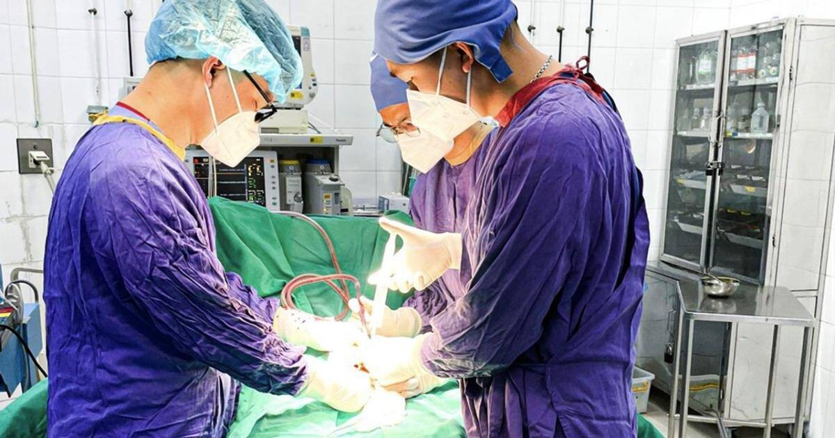 Các bác sĩ phẫu thuật một ca xoắn tinh hoàn do tinh hoàn ẩn.