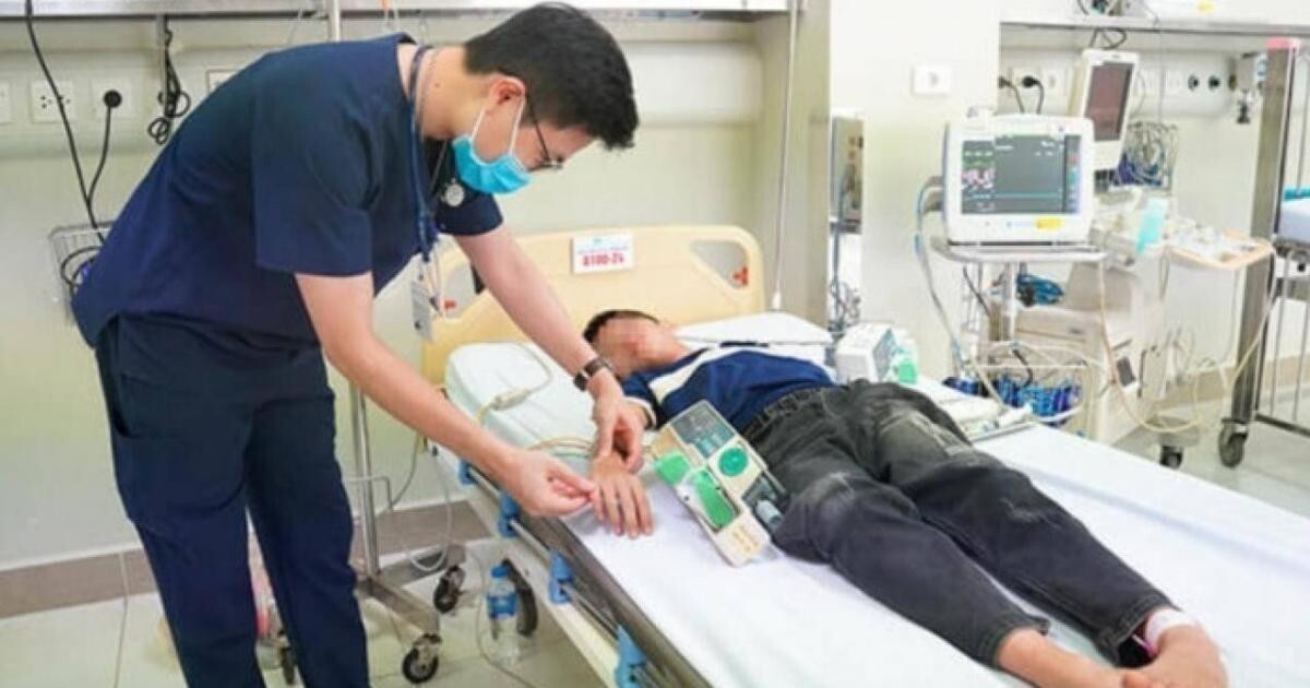 Bé trai 13 tuổi bị rắn độc cắn nằm điều trị tại BV Nhi trung ương.