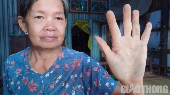 Tay bà Nguyễn Thị Năm dính đầy bụi sau khi sờ vào chiếc ghế.